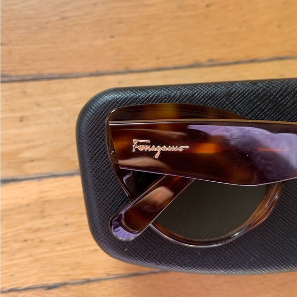 Salvatore Ferragamo Cat Eye Sunglassessses - Picture 2 of 7